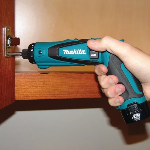 ����� ������ ������ ����� + 2 ������ + ���� Makita DF012D 7.2V 1.5Ah Makita �����